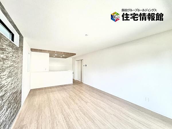 キッチン正面にダイニングセットを配置することで、配膳もスムーズに。調理中も会話を楽しめます。