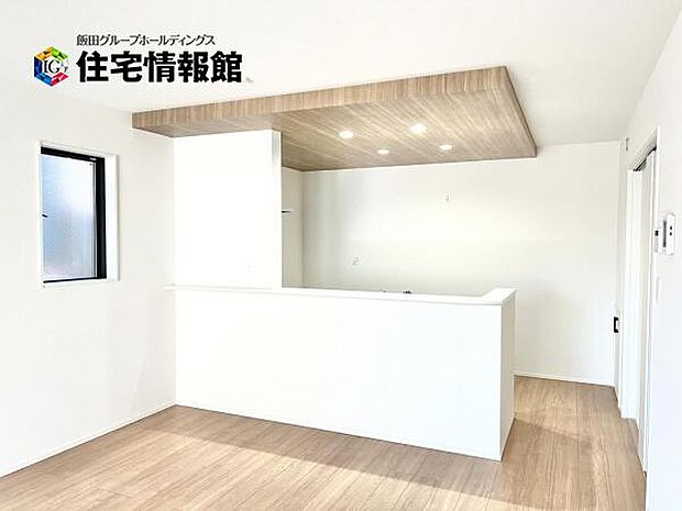 カウンターキッチン越しに会話も楽しめるダイニングキッチン。