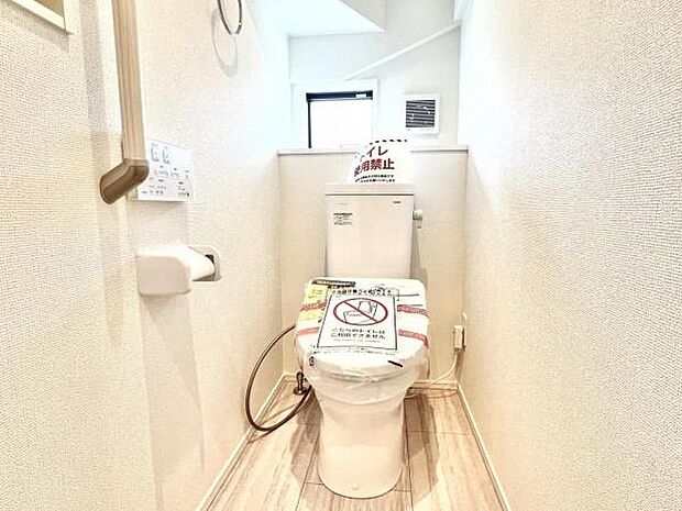 シャワー洗浄機能付のトイレは、清潔感が印象的な空間ですね。