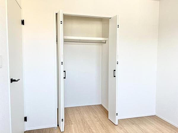 いつでもお部屋をスッキリお使い頂ける収納スペースを設置。
