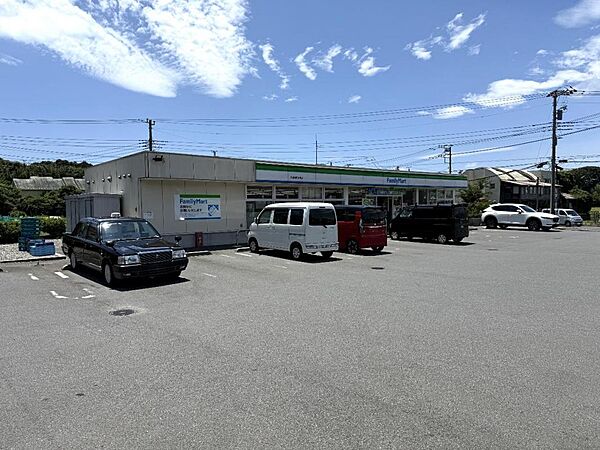 ファミリーマート 大磯国府本郷店まで約700m（徒歩9分）