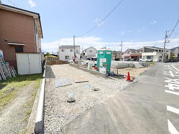 前面道路です。住宅地につき落ち着いた新生活を始められそうです。