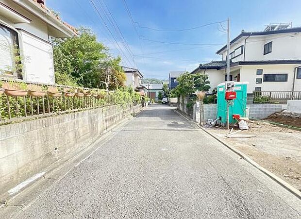 前面道路を含めた現地写真です。