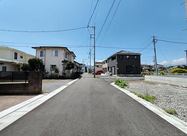 前面道路を含めた現地写真です。