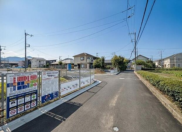 前面道路を含めた現地写真です。