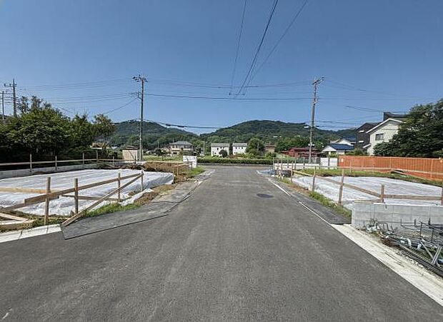 前面道路を含めた現地写真です。