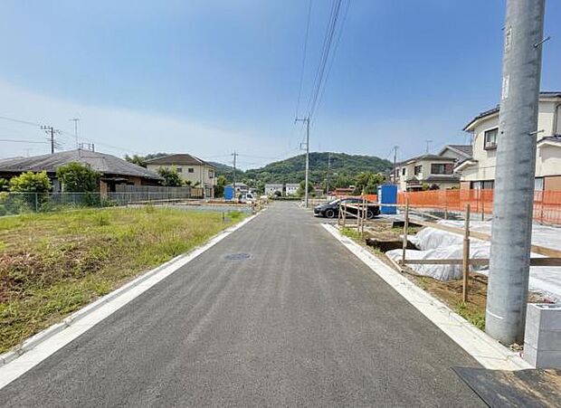 前面道路を含めた現地写真です。