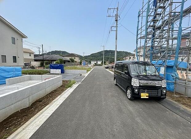 前面道路を含めた現地写真です。
