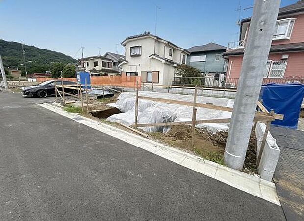 前面道路を含めた現地写真です。