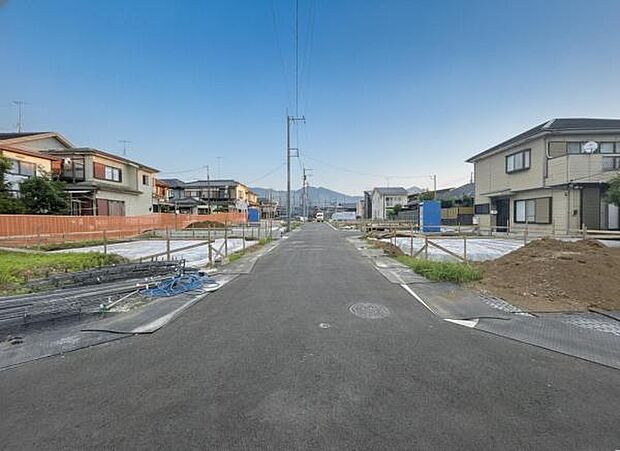 前面道路を含めた現地写真です。