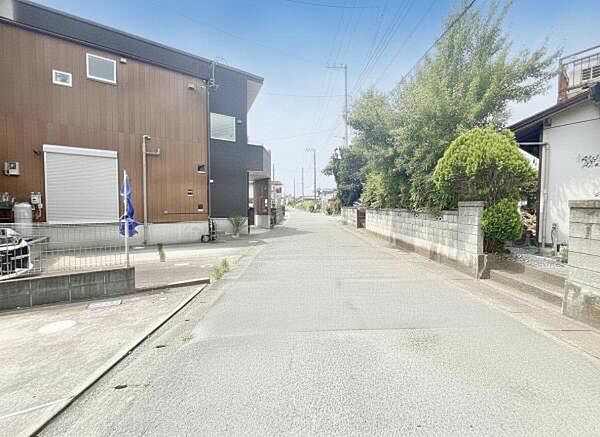 前面道路を含めた現地写真です。