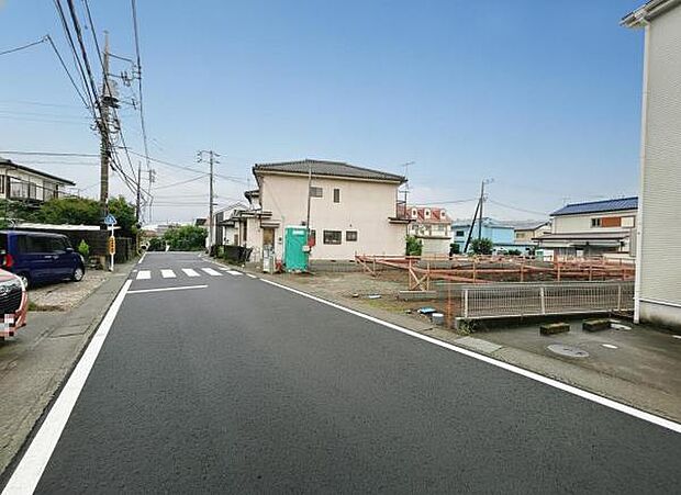 前面道路を含めた現地写真です。