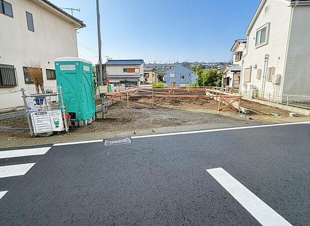 前面道路を含めた現地写真です。