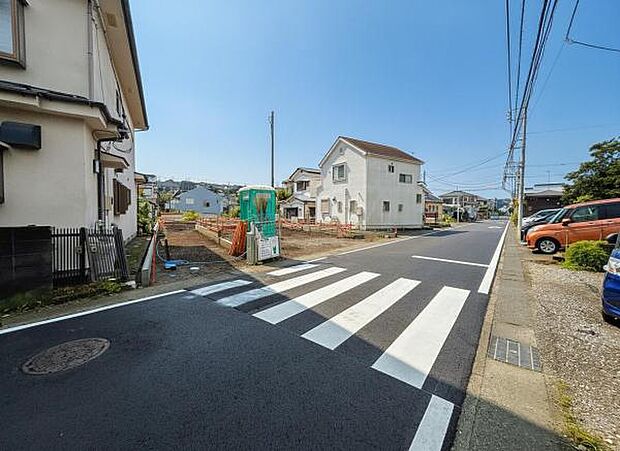 前面道路を含めた現地写真です。