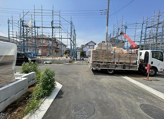 前面道路を含めた現地写真です。