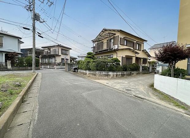 前面道路を含めた現地写真です。