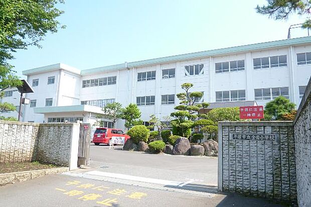 平塚市立金目小学校まで約300m(徒歩4分)