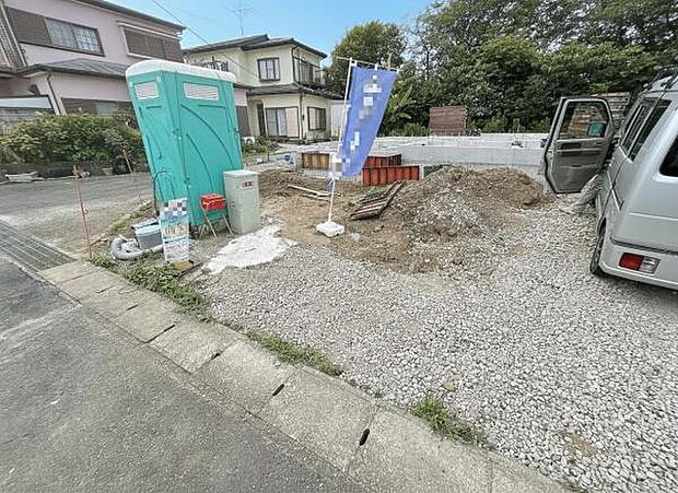 前面道路を含めた現地写真です。