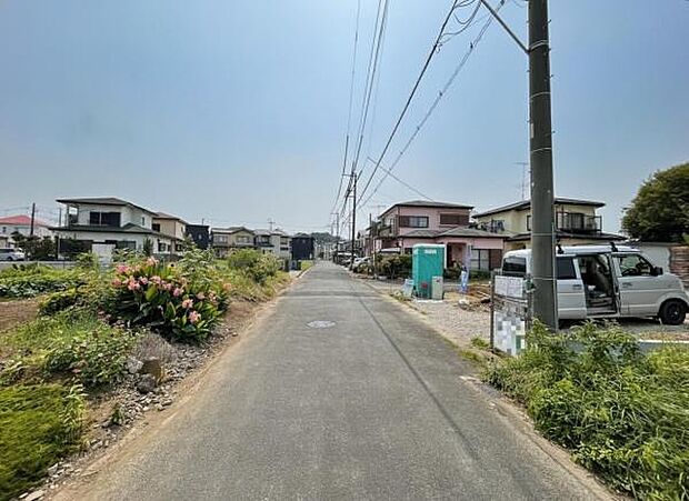 前面道路を含めた現地写真です。