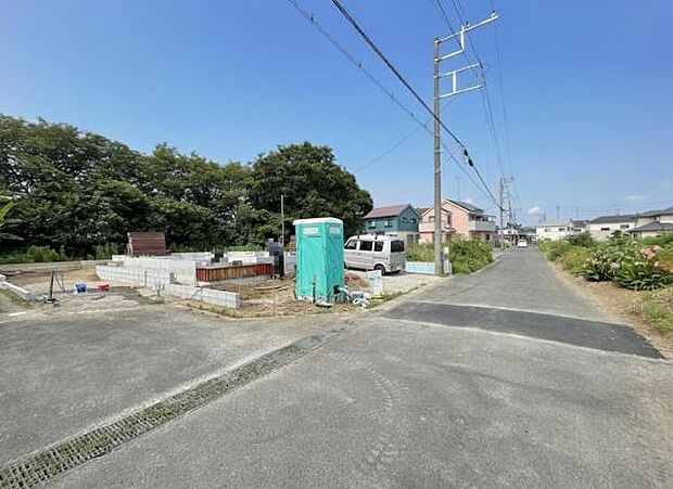 前面道路を含めた現地写真です。