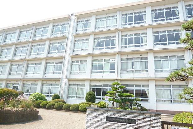 平塚市立金目中学校まで約700m（徒歩9分）