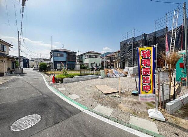 前面道路を含めた現地写真です。