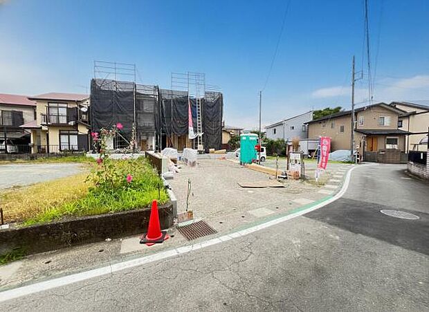 前面道路を含めた現地写真です。