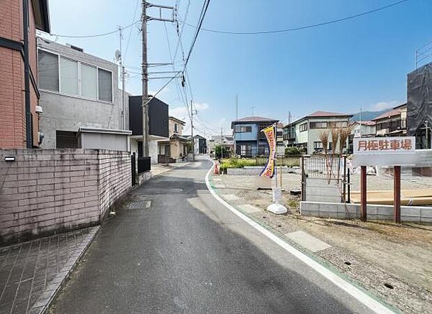 前面道路を含めた現地写真です。