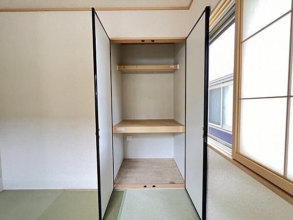 いつでもお部屋をスッキリお使い頂ける収納スペースを設置。
