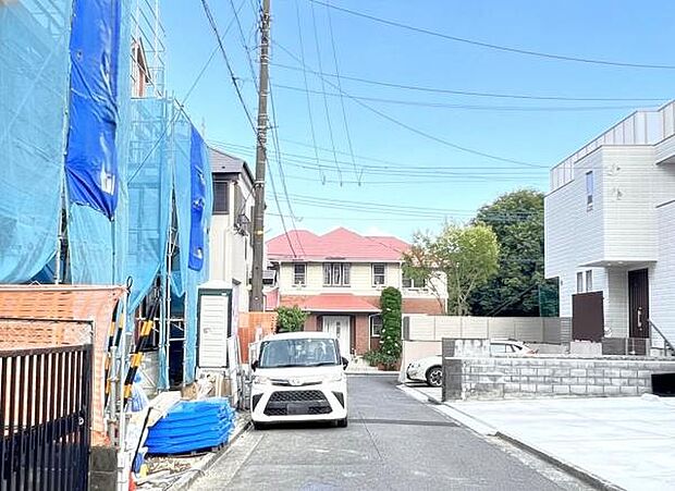前面道路を含めた現地写真です。