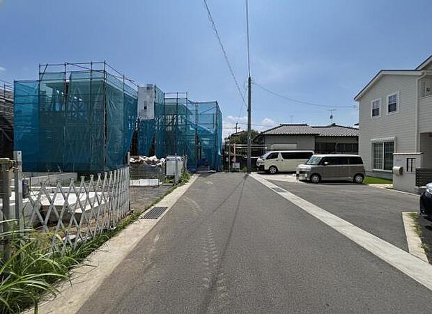 前面道路を含めた現地写真です。
