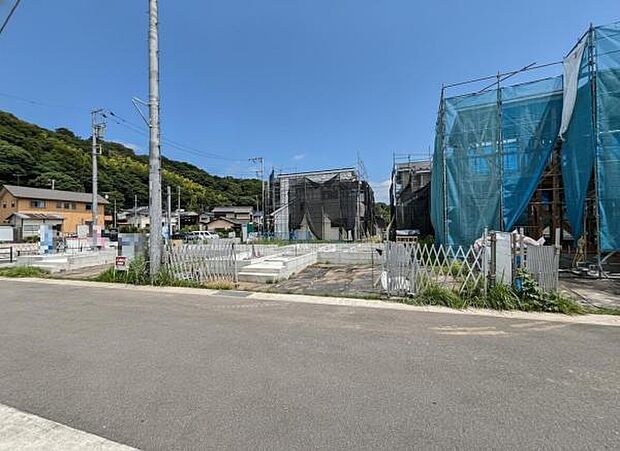 前面道路を含めた現地写真です。