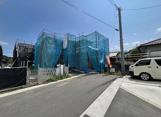 前面道路を含めた現地写真です。