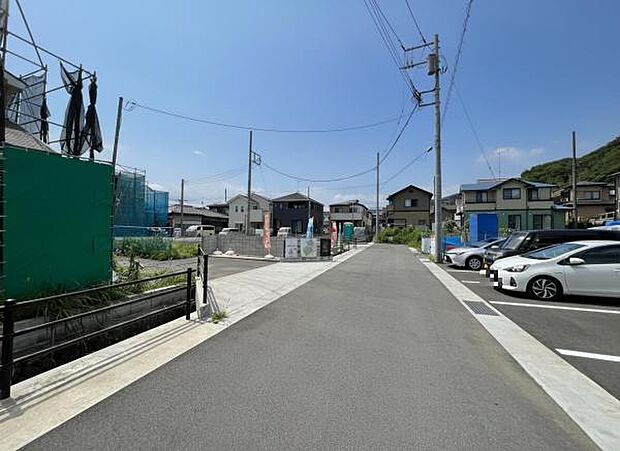前面道路を含めた現地写真です。