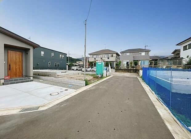 前面道路を含めた現地写真です。