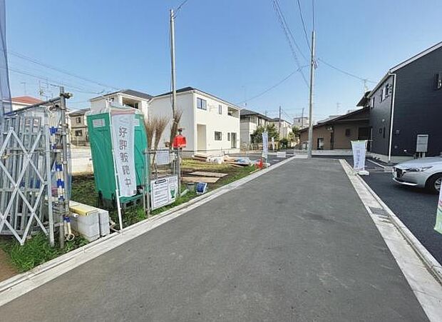 前面道路を含めた現地写真です。
