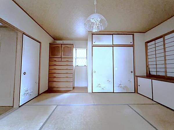 和室スペースです。畳のお部屋は寛げる空間ですね。