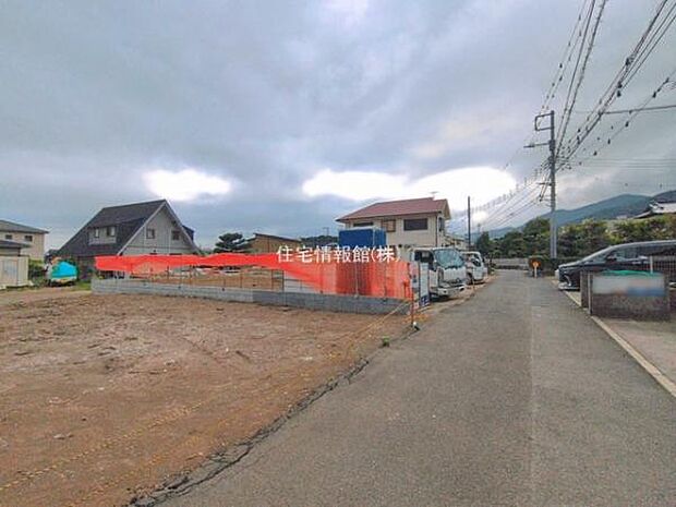 前面道路を含めた現地写真です。