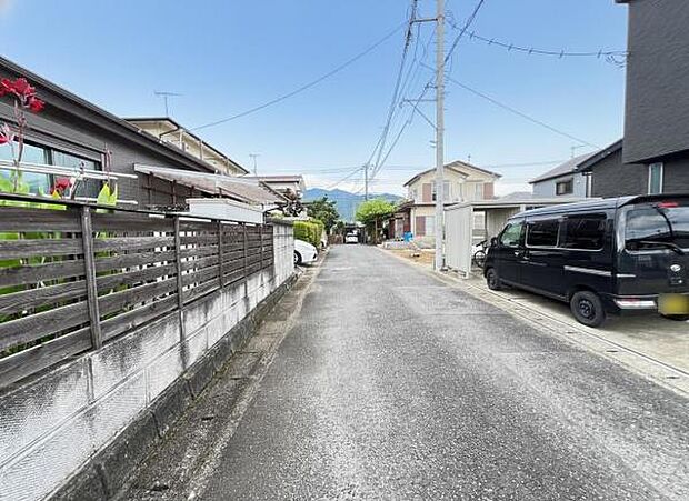 前面道路を含めた現地写真です。