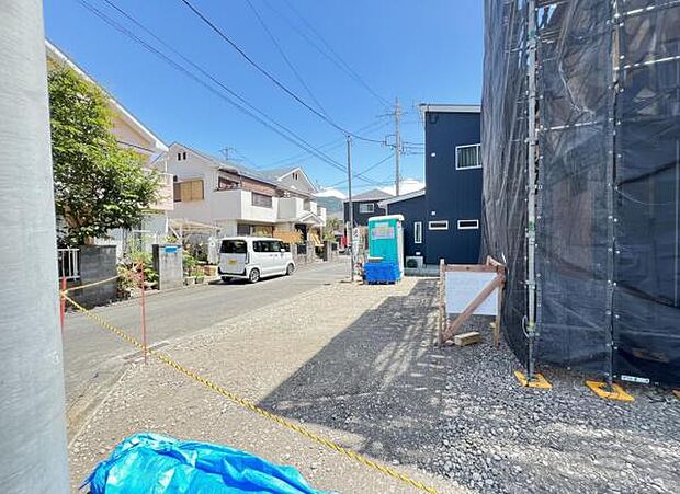 前面道路を含めた現地写真です。