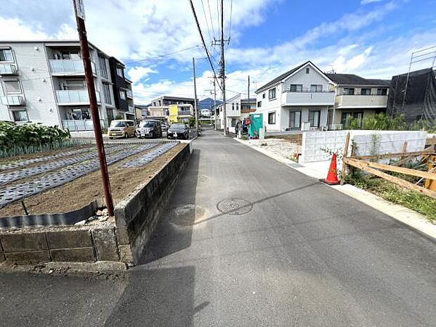 前面道路を含めた現地写真です。
