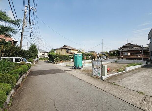 前面道路を含めた現地写真です。