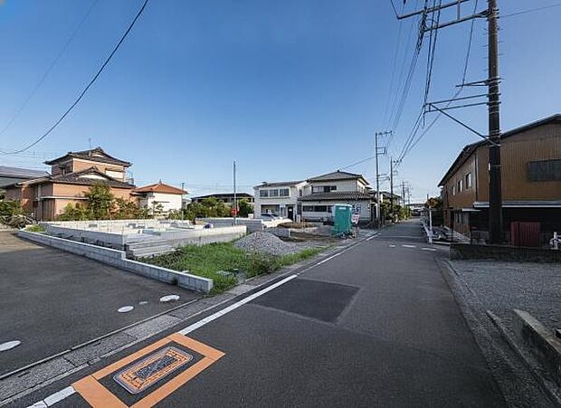 前面道路を含めた現地写真です。