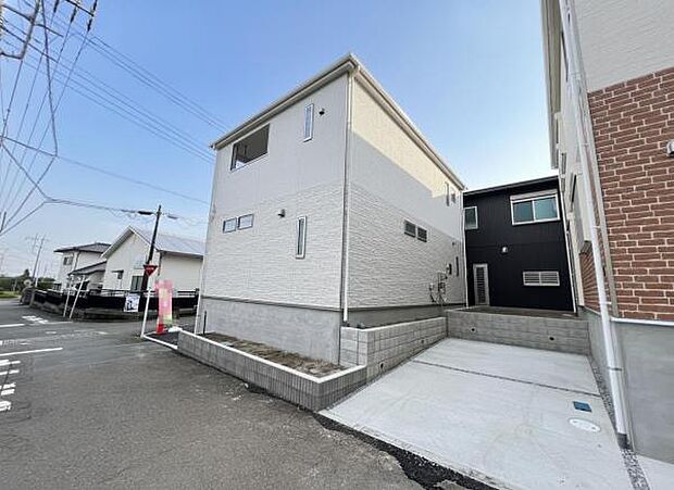 お庭スペースは、ガーデニングやお子様との外遊びなど多彩な用途でお楽しみいただけます。