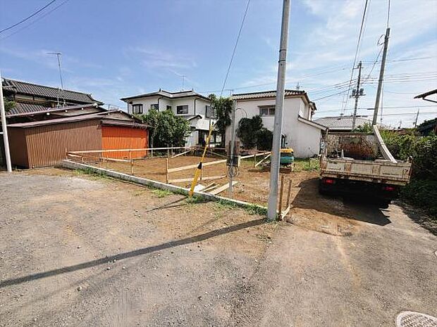 前面道路を含めた現地写真です。