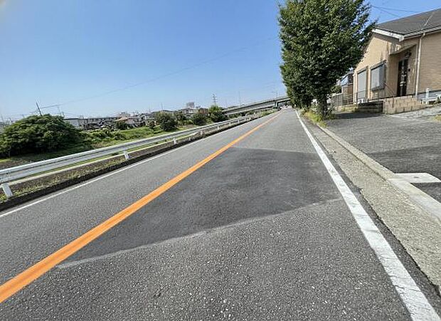 前面道路を含めた現地写真です。