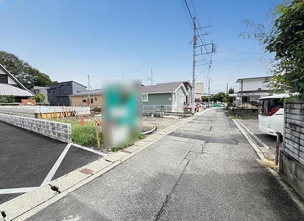 前面道路を含めた現地写真です。