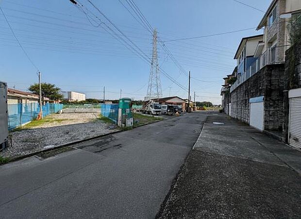 前面道路を含めた現地写真です。