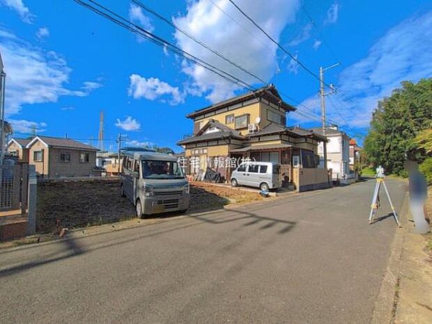 前面道路を含めた現地写真です。
