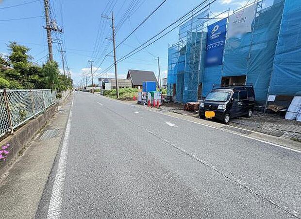 前面道路を含めた現地写真です。